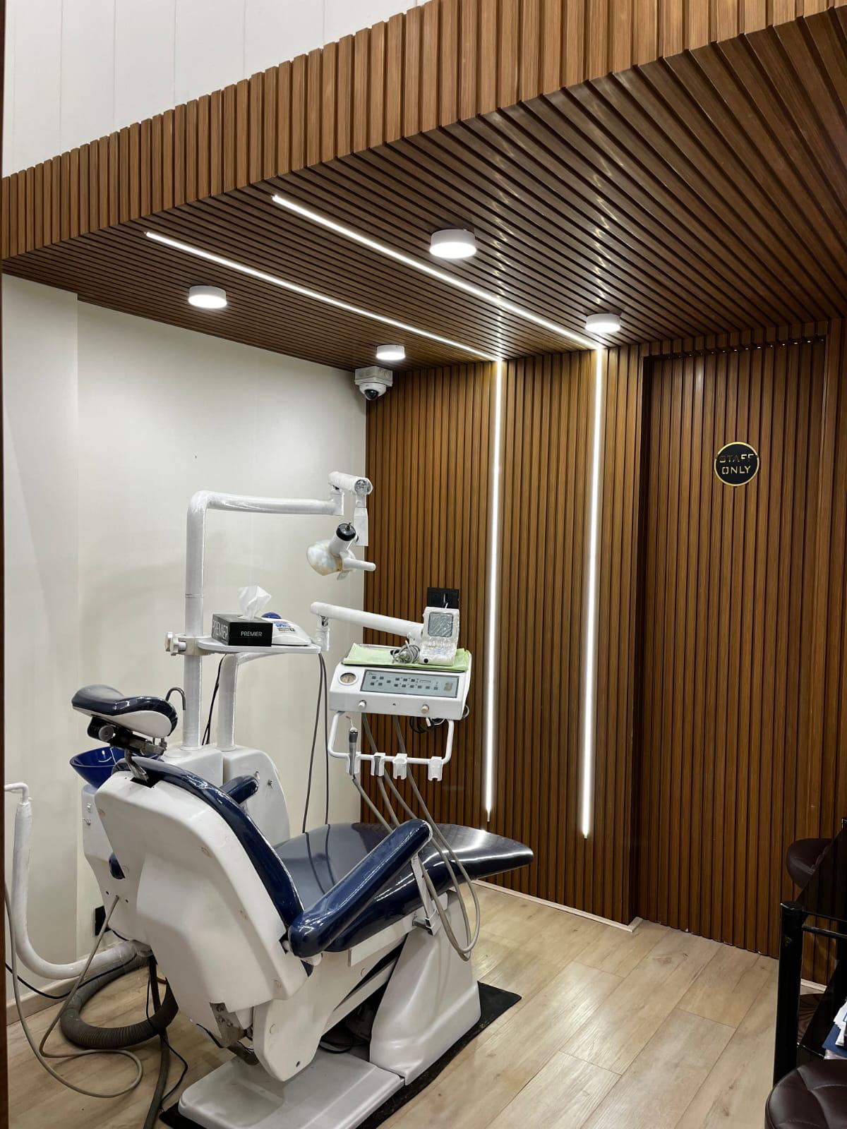 A clean, well-equipped treatment room at Samridhi Dental with sealed, sterilised instruments